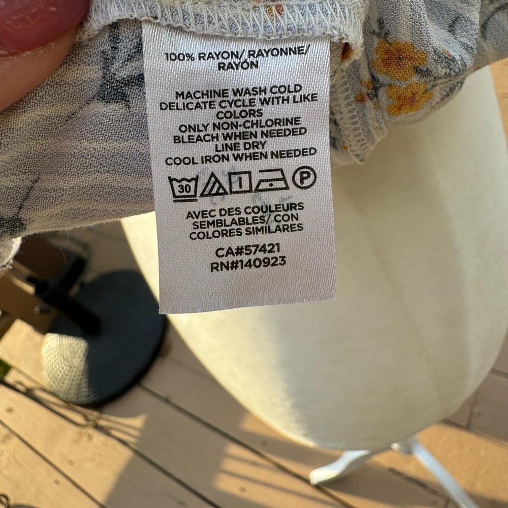 Loft Outlet Sleeveless Blouse Light blue White stripes gold flowers Size small - Picture 5 of 5
